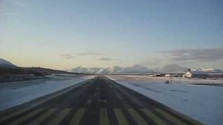 preview picture of video 'Wideroe Dash 8 cockpit view landing at Tromsø Airport'