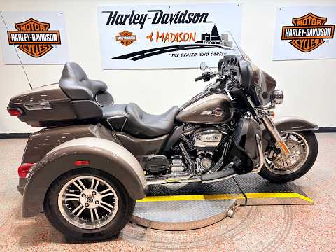 2023 FLHTCUTG Harley-Davidson® Tri Glide® Ultra Gray Haze/Silver Fortune