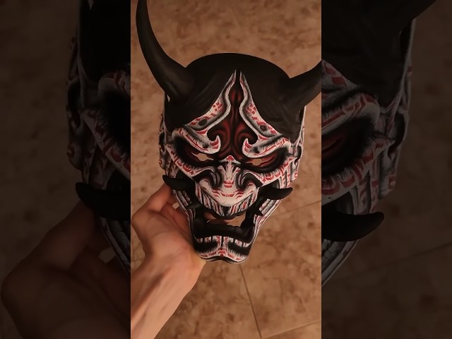 Vídeo relacionado con Máscara de Media Cara Japonesa de Oni, máscara de diseño samurái, máscara de Espeluznante para Fiesta de Halloween, Accesorios de Cosplay, de Resina Ligera con Detalles realistas