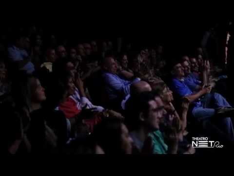 Jussara Silveira no palco do Theatro Net Rio