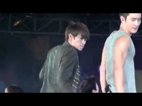 100911 SMTown LIVE ~ Eunhyuk Spanked Siwon