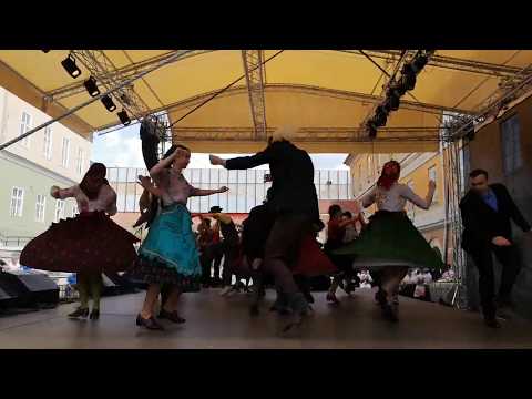 Somogy Táncegyüttes fellépése a Vigasságok terén.