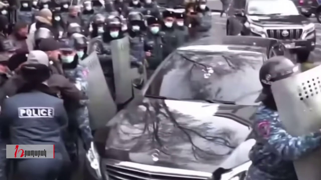 Նիկոլ Փաշինյանի ավտոշարասյունը ճեղքում է ցուցարարների կազմած պատը