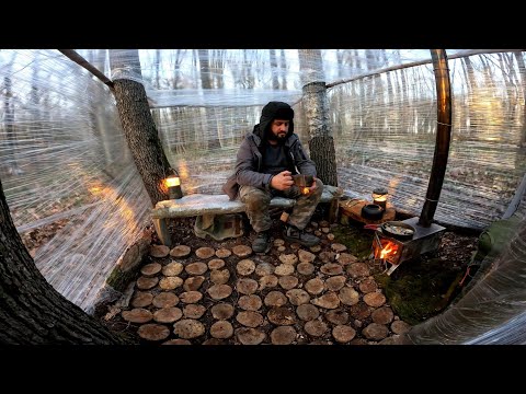 Building a Bushcraft Forest Cabin with Plastic Wrap and a Wood Stove, Survival Shelter in the Winter