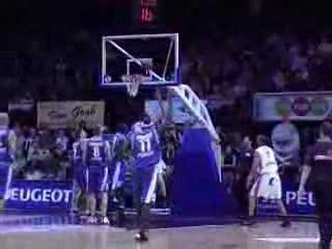 02 24-11-07 BCO-Bree - Elvir kan z'n eigen verloren bal opvi