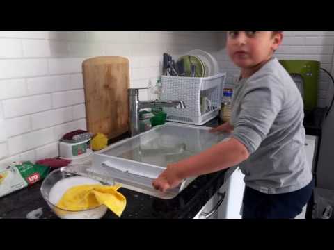 , title : 'ילד בן 7 עוזר לנקות לפסח'