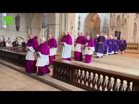 Applaus zum Abschied von Bischof Genn: Auszug aus dem Paulusdom