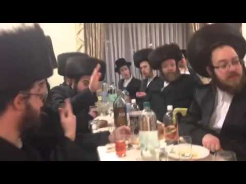 Twins play the violin with Sasuv Rebbe