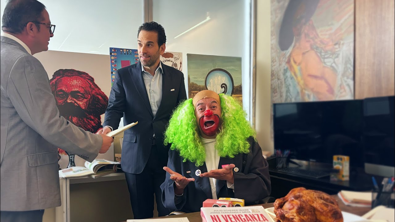 Brozo y Loret en la oficina de Marx Arriaga