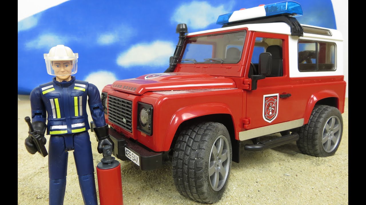 Bruder Внедорожник Land Rover Defender Station Wagon Пожарная с фигуркой 02-596