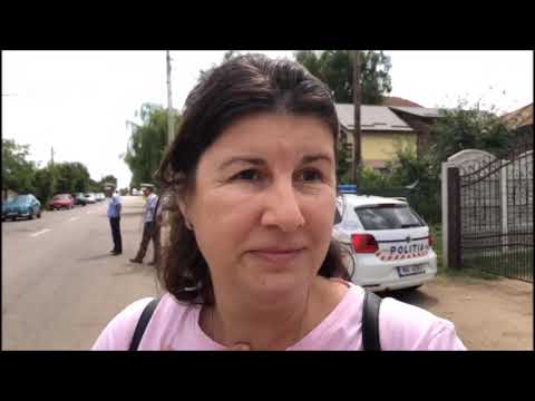 Mediafax 04 August - Pelerinaj la casa lui Dincă: Oameni din toată țara vin la Caracal cu candele