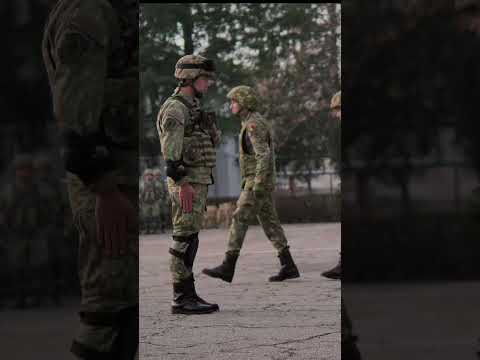 Momentul înmânării armei pentru un militar!