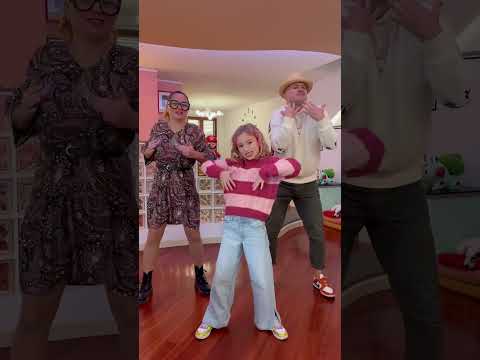 Giorgia fa nuovo balletto con Papà Salvo e Mamma Cinzia! #salvoegiorgia #shorts
