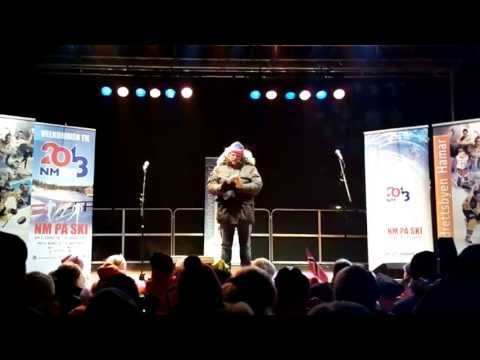 Anders Baasmo Christensen leser Aukrust på åpningsseremonien