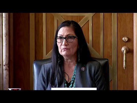 德布-哈蘭德成為首位美國原住民內閣部長 (Deb Haaland becomes first Native American U.S. Cabinet secretary)