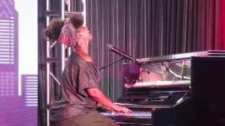 Alicia Keys Performs &quot;Hallelujah&quot; - New Music!