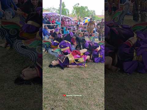 Cantik Kesurupan Kudalumping Mengerikan#jaranan #jathilan #kudalumping #jarankepang #ebeg #janturan