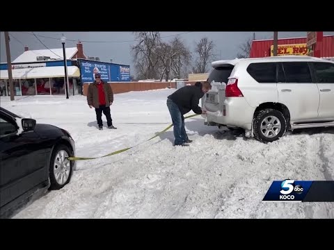 Off-duty Oklahoma nurse helps drivers stuck in snow