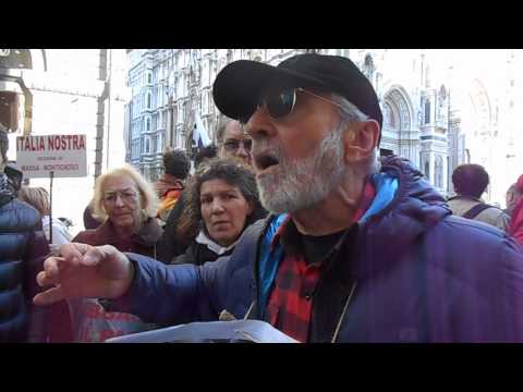 ELIA  spiega al giornalista il perchè si protesta PER LE APUANE