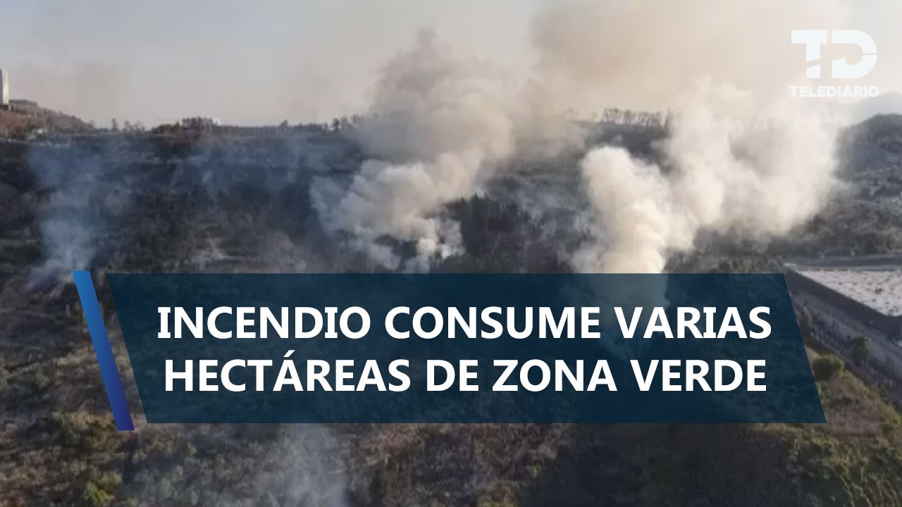 Incendio de pastizales en Atizapán de Zaragoza provoca cierre vial