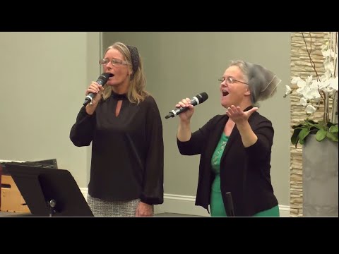 Cantarea "Bătea o aripă de vant " Interpretată într-un mod deosebit. Surorile Ligia & Moni