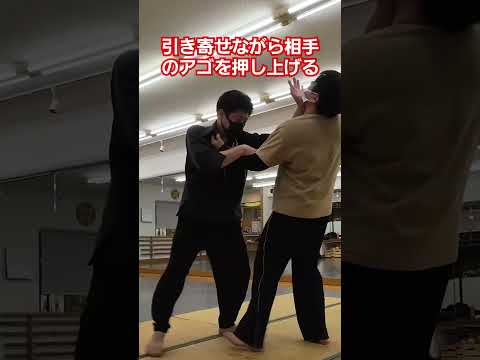 腕力なくてもできる護身術【身体の使い方#2】一歩踏み込む護身術で形勢逆転。#護身時 #剣護身術 #女性の護身術 #武道 #selfdefense #shorts #martialarts