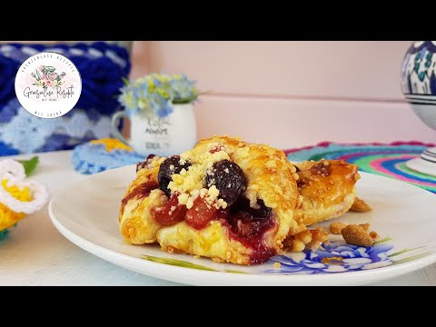 Schnelle Kirsch-Rhabarbertaschen mit Streusel/ quick cherry-rhubarb pockets with crumble (Rp unten)