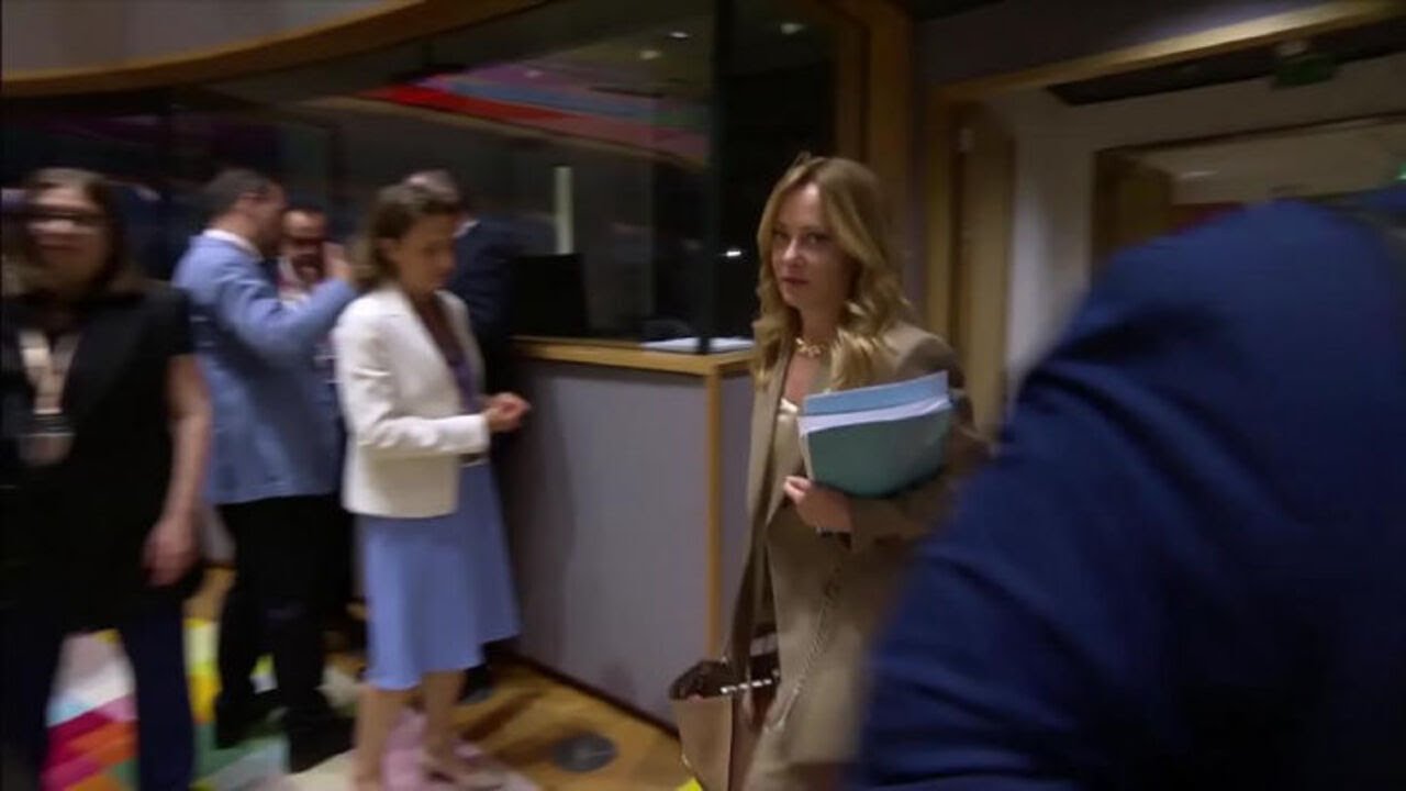Meloni arriva al Consiglio Ue di Bruxelles, baci e abbracci con Metsola, Kallas e Christodoulids