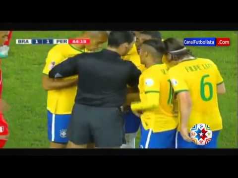 Ridicula tarjeta amarilla a Neymar por limpiar la espuma • Brasil   Perú Copa América 2015