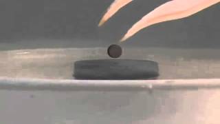 Demonstração de um supercondutor