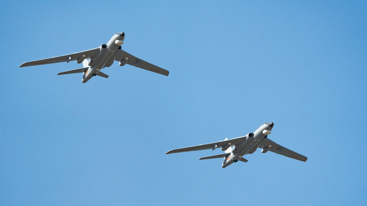 Despegue del bombardero H-6K