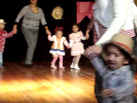 Emily - festa junina 04/06/2011