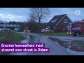 Enorme hoeveelheid mest stroomt over straat in Didam