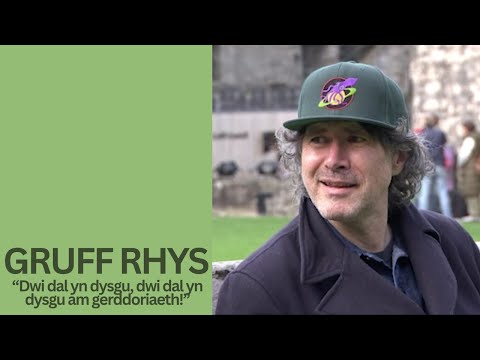 Gruff Rhys - "Dwi dal yn dysgu am gerddoriaeth!"