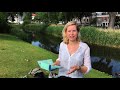 Met een potje naar de plaatselijke sloot om waterkwaliteit te testen