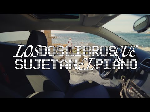 Los dos libros que sujetan el piano