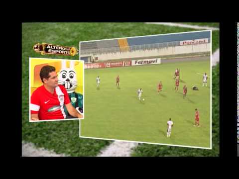 Juíz é derrubado durante jogo e quase perde lance de gol *