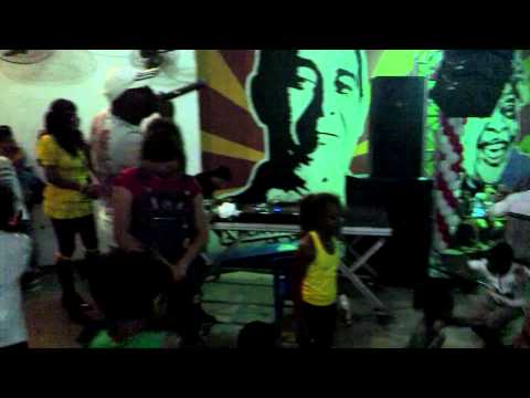 Mc sabara no santa marta brincando de passinho