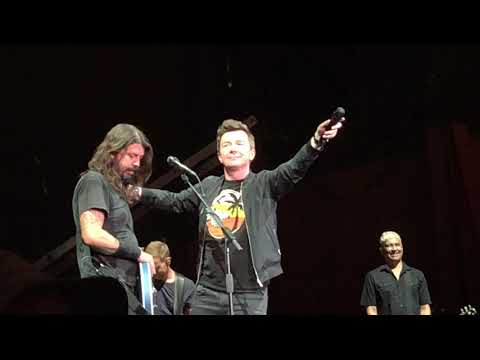 Foo Fighters with Rick Astley - Never Gonna Give You Up (Live at Caljam 2017)