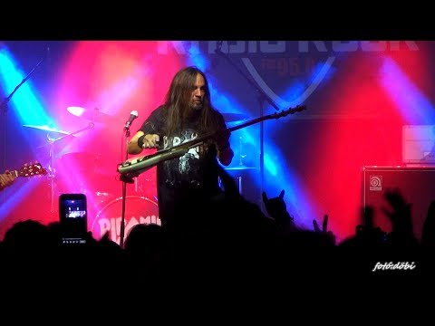 Piramis  : Szabadnak születtem .