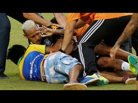 ¡Tiran a Neymar en una invasión de campo!