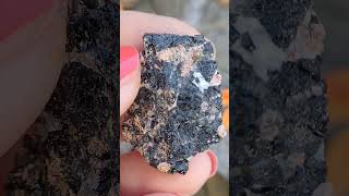 Turmalín s granáty Madagaskar 8g