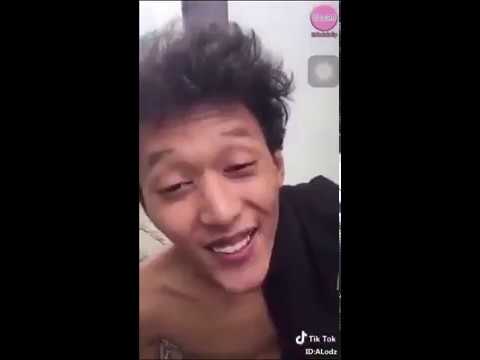 ผลักดันขึ้นมาบนหน้าอกเล็ก ๆ น้อย ๆ ฉันหน้าอกเล็กที่สวยงาม