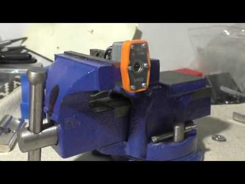 Tania kłódka z marketu, dwie śruby, wkrętarka i imadło:) Taki lekki czwartkowy odcinek.