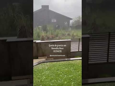 FORTES RAJADAS DE VENTO CAUSAM ESTRAGOS EM TREZE DE MAIO (SC)