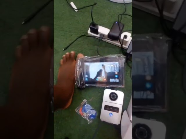 Vídeo relacionado con Sistema de intercomunicación de vídeo por cable Tuya WiFi 7 pulgadas de pantalla táctil 1080P timbre de la puerta inteligente Tuya APP Intercom Kit 2 desbloqueo de la puerta (1 Timbre+3 Monitor)