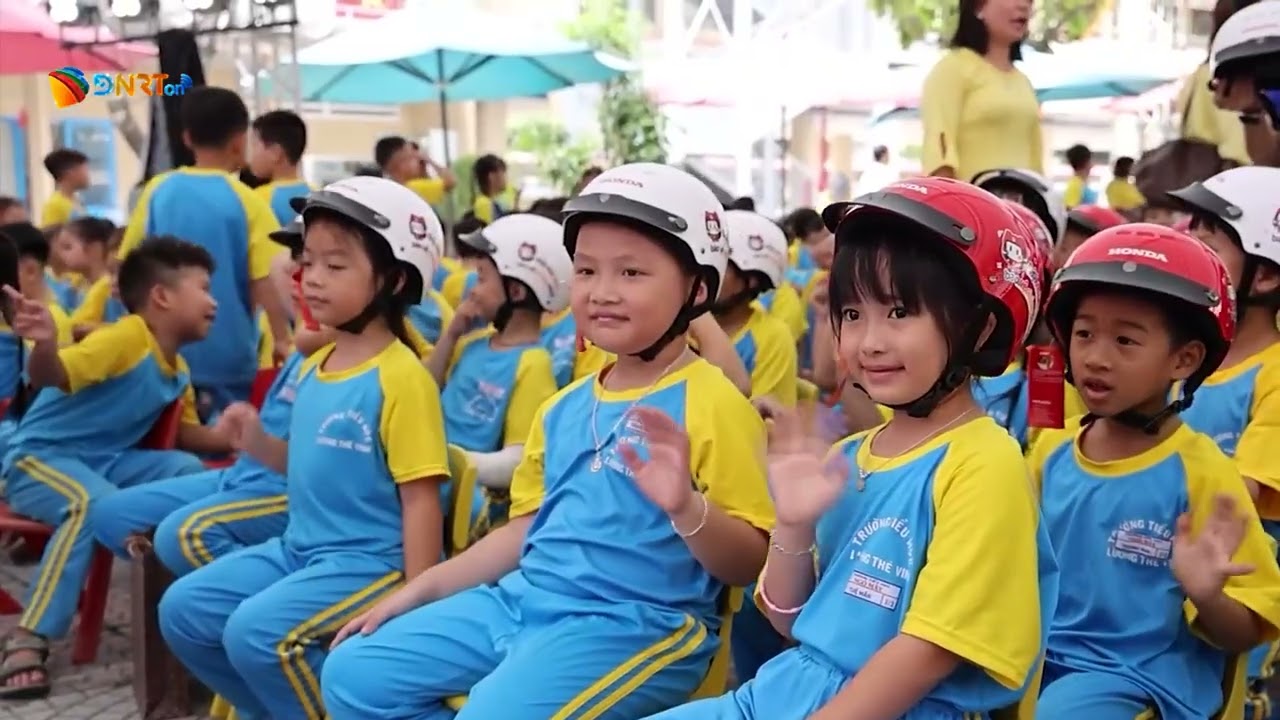 TRAO MŨ BẢO HIỂM, TRANG BỊ KỸ NĂNG AN TOÀN GIAO THÔNG CHO HỌC SINH