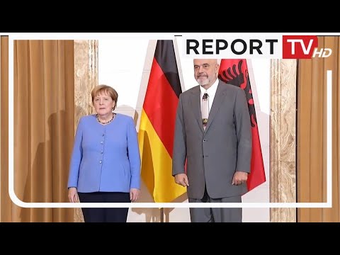 Merkel mbërrin në Tiranë, pritet me ceremoni shtetërore nga Rama në Pallatin e Brigadave!