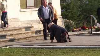 preview picture of video 'In genunchi se intra la Manastirea Ghighiu'