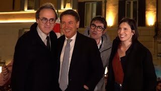 La foto del camioncino, la corsa di Schlein e i fuochi d'artificio, la festa del centrosinistra: ...